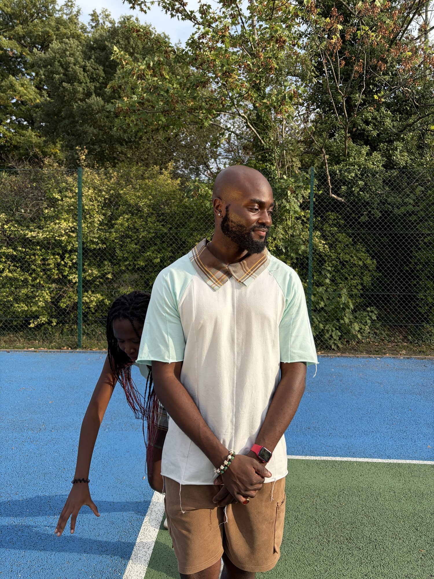 a candid moment between obi and Kah'Nya on court
