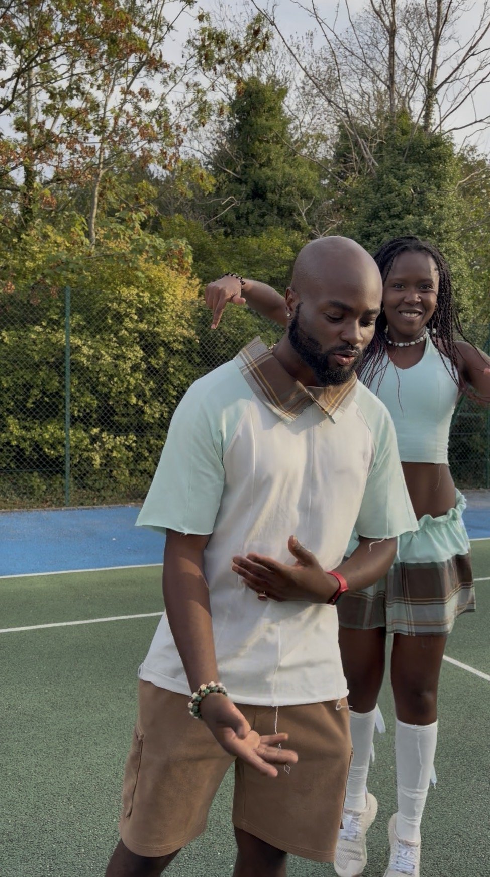 obi pointing back at Kah'Nya, both laughing